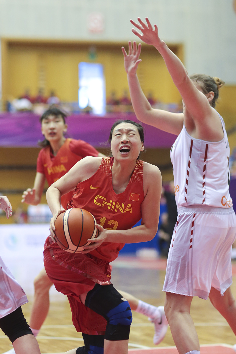 女篮比赛惊险上演，女队获得关键胜利