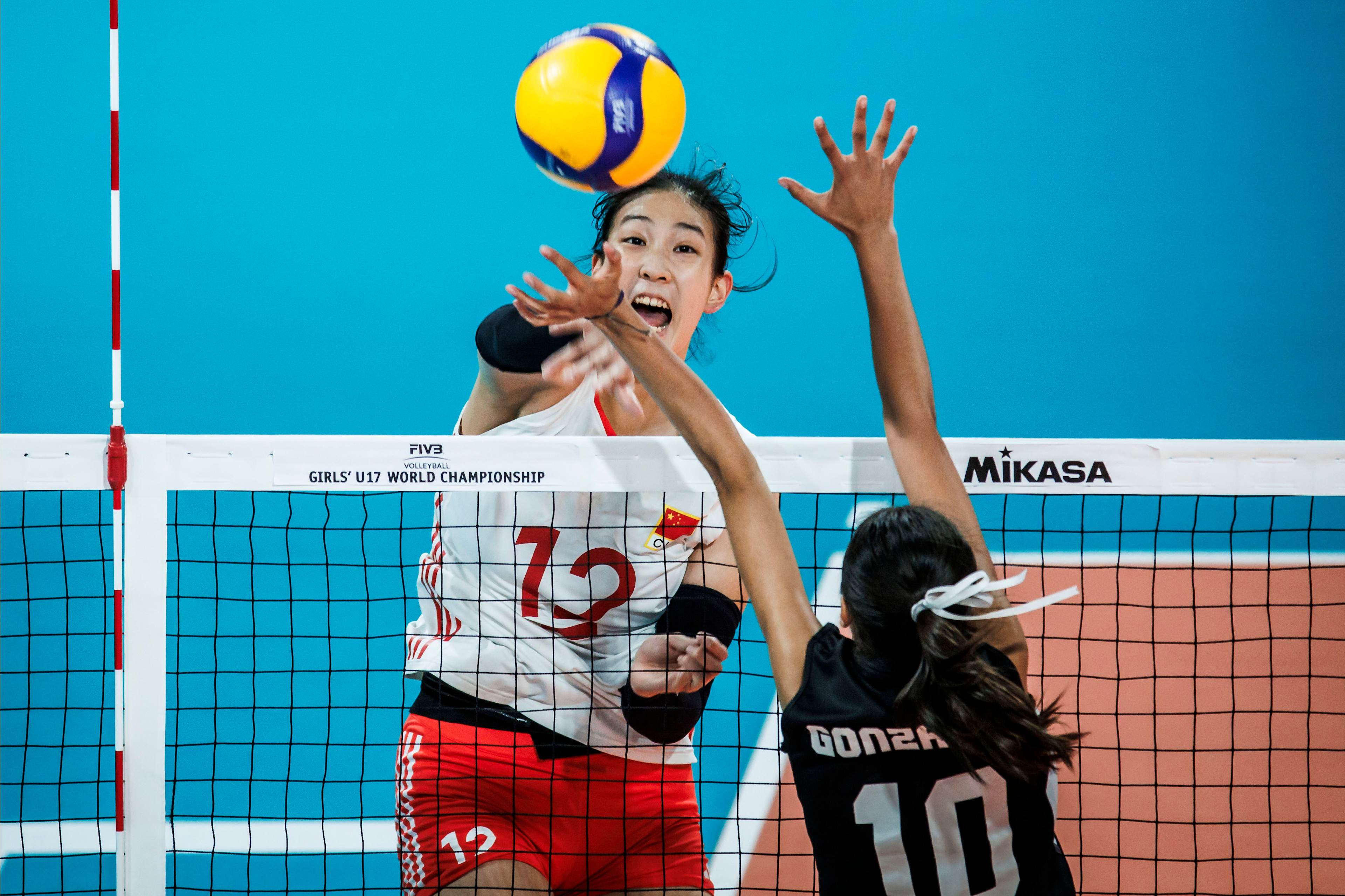 中国女排轻松击败F1车队晋级半决赛，竞技爆发！